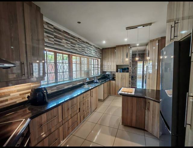 5 BEDROOM HOUSE FOR SALE IN ATHOLL HEIGHTS